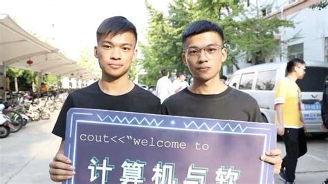 武汉双胞胎兄弟高考同获664分 网友：这缘分！