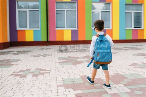 孩子们回到学校假期后新学年开始两个男孩朋友在上学的第一天背着书包和书上课开始幼儿园和学龄高清图片下载-正版图片505267800-摄图网