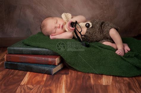 五天大的新生男婴穿着钩针编织的短裤领结和吊带高清图片下载-正版图片504766256-摄图网