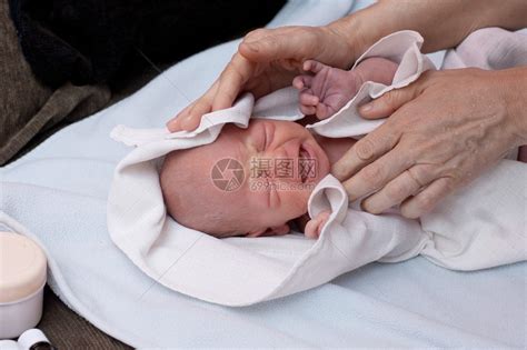刚出生的女婴洗澡后哭泣高清图片下载-正版图片502668564-摄图网
