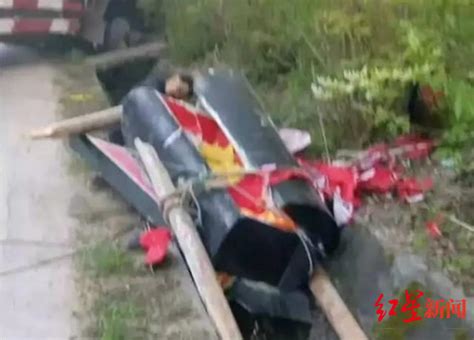 河南一货车撞上出殡队伍致9死4伤 村民：刚上国道就被大货车撞到_凤凰网