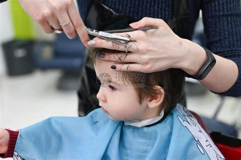 理发男孩01岁孩子在理发店的第一次理发婴儿高清图片下载-正版图片503662080-摄图网