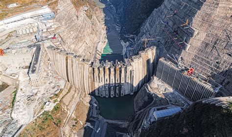 壮观！世界在建最大水电站 白鹤滩水电站大坝首批坝段浇筑到顶 ...