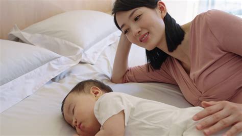 怀孕妈妈哄孩子睡觉视频素材_ID:VCG2219278205-VCG.COM