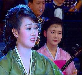 高清组图：朝鲜演员献艺庆祝“太阳节”活动 - 域外文明 - 东南网