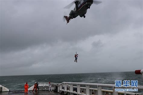 南海救助局紧急救援49名被台风围困游客 - 海洋财富网