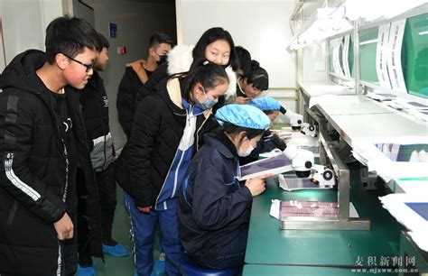 麦积区职业中专组织学生走进华洋科技参观学习(图)--天水在线