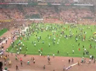 尼日利亚16年首度无缘世界杯决赛，球迷下场群殴球员、暴拆球场…