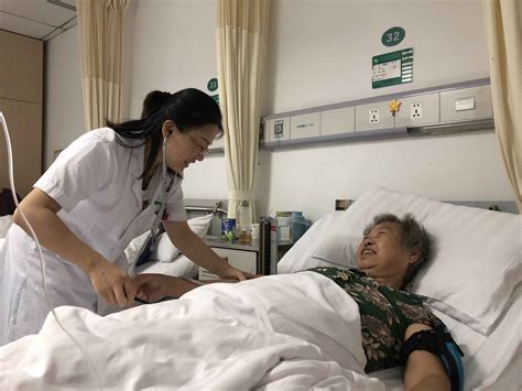 84岁老人"跨江"寻医 四年前的治疗让她成医生"铁粉"_武汉_新闻中心_长江网_cjn.cn