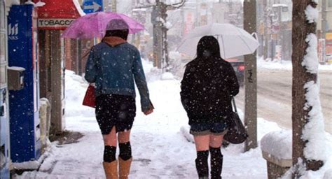 日本女生冬天光腿穿短裙，真的不怕冷吗？网友：美丽动人_腾讯视频