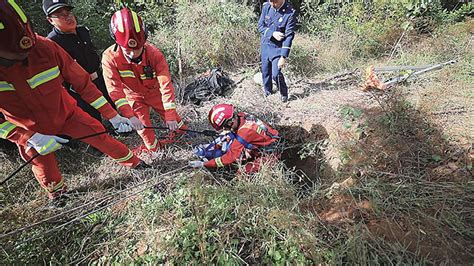 男子掉入20米深井 消防队员井底紧急救援 - 济源网