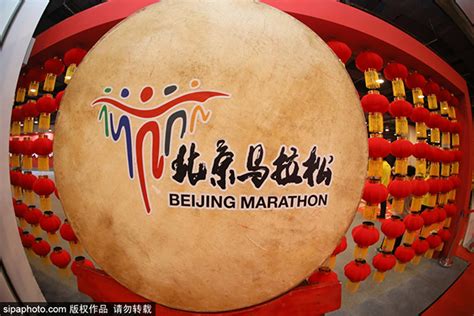2021北京半程马拉松盛大起跑 男女选手双双打破赛会纪录|马拉松|北京国际长跑节|起跑_新浪新闻