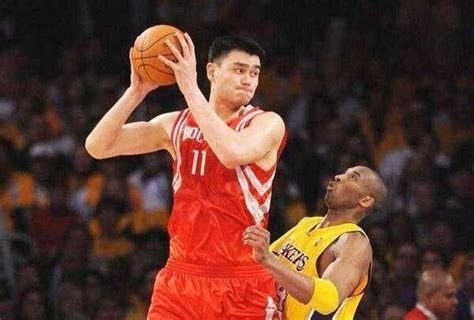 2002年的今天，姚明被火箭队选为状元正式登陆NBA