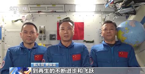 第一次见中国宇航员舱外航天服，重120公斤一件造价3000万元|航天服|飞天|宇航员_新浪新闻