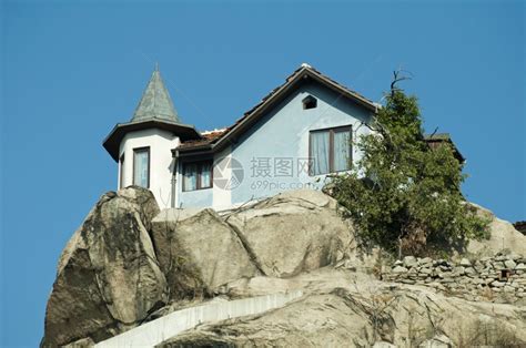在山顶的房屋上在岩石的高清图片下载-正版图片303229416-摄图网