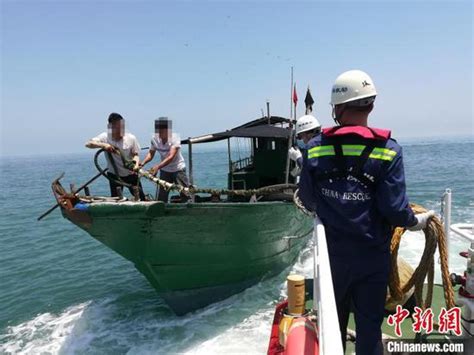 渔民】广东湛江海域一渔船失去动力 3人遇险被救起|南海】_傻大方