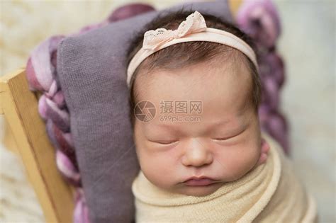 为刚出生的女孩拍照高清图片下载-正版图片505711563-摄图网