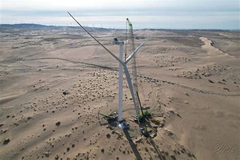 国家电投上海庙至山东特高压外送通道阿拉善基地400MW风电项目首台风机吊装完成_公司_交流_进行