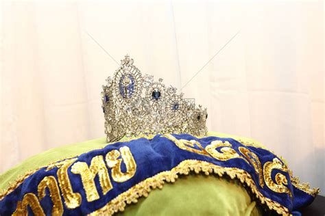 小姐选美皇冠与珠宝钻石珍珠银金红宝石枕垫在展览中高清图片下载-正版图片504168504-摄图网