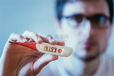 男人手上有红色发烧温度计手上有高温脸色模糊高清图片下载-正版图片305572947-摄图网