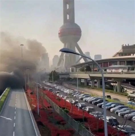 上海延安东路隧道内一辆SUV起火 东方明珠都被熏到了！|上海|火灾|延安_新浪新闻