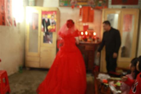农村姑娘结婚把睡衣当婚纱 婚礼当天笑容满面_大豫网_腾讯网
