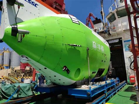 中船绿洲三设备保障“奋斗者”号载人潜水器成功坐底