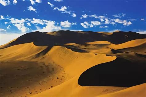 蓝天下的沙丘图片-蓝天下的沙丘美景素材-高清图片-摄影照片-寻图免费打包下载