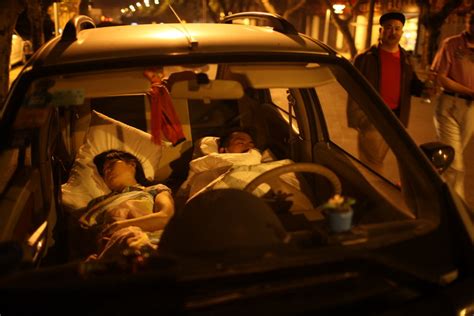 图文：人们在私家车内睡觉休息_新闻中心_新浪网