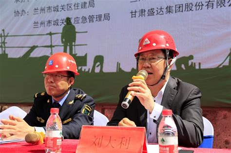 刘大利、王晓鹏为安全生产者颁发证书。