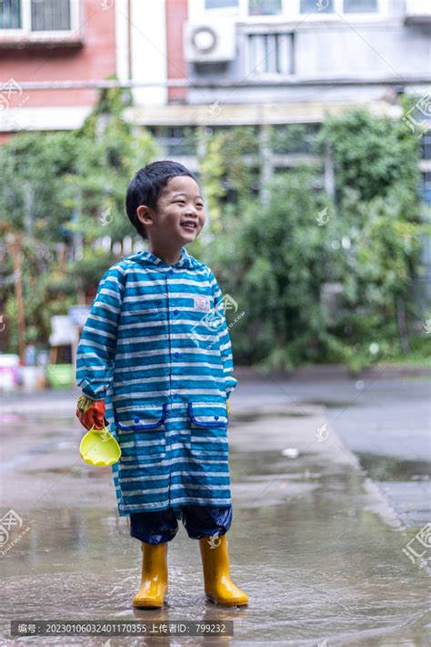 快乐的小男孩雨后在水坑玩耍,,,摄影,汇图网www.huitu.com