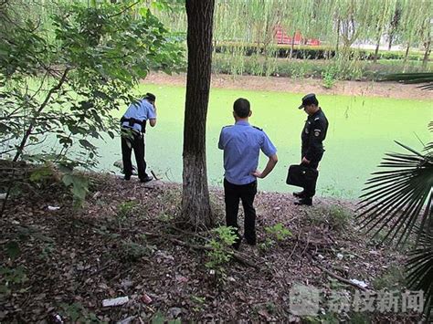南京现场目击江宁小河“浮尸” 尸体被塑料袋包裹散发恶臭