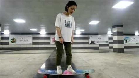 sikana教你骑滑板车的基本动作_sikana学院-梨视频官网-Pear Video