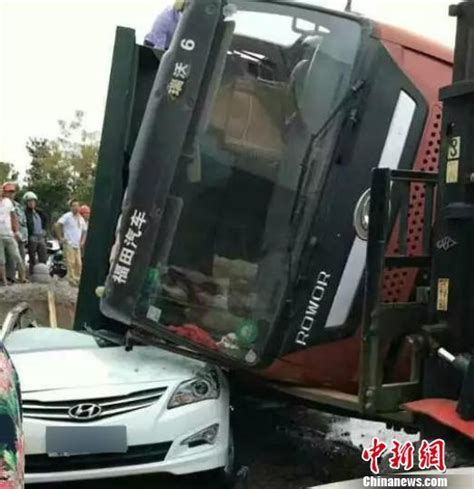 上海松江一土方车侧翻压扁小轿车 致2死1伤-事故动态-环境健康安全网