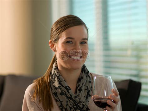 端着酒杯的女人在笑高清图片下载-正版图片501830116-摄图网