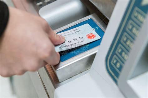 便捷！西安地铁售票机开通扫码购票 省去乘客投币找零环节