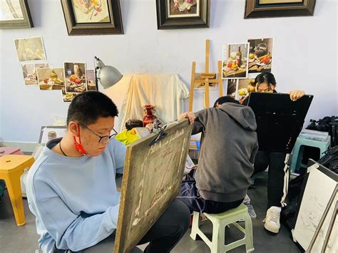 重庆美术集训画室：美术生知道素描半身像带手，如何才能拿高分？