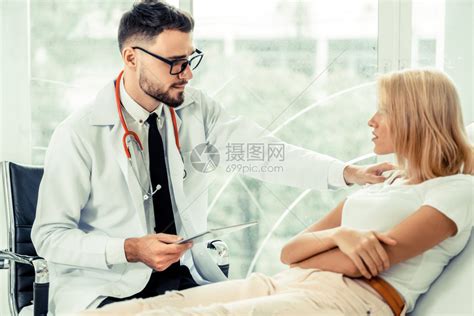 男医生正在对女病人进行谈话和检查高清图片下载-正版图片302572673-摄图网