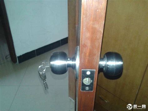 老式防盗门锁体拆卸与安装 学会了这个方法 你自己也能换新锁!