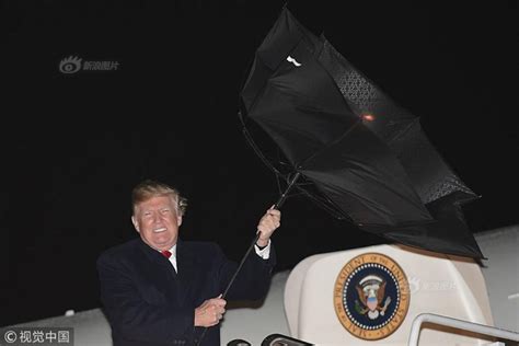 特朗普结束集会回程遇大风 伞被掀翻_新浪图片
