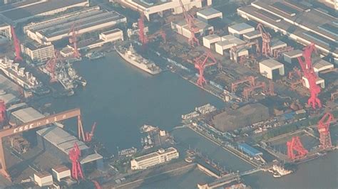 解放军新建航母上海某船厂现身 外形巨大(图) - 青岛新闻网