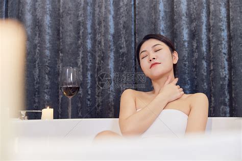 浴缸洗澡的青年女性高清图片下载-正版图片502354958-摄图网