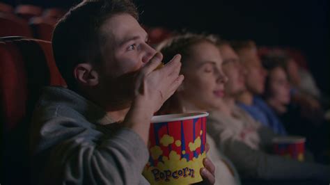 男人在电影院吃爆米花mov格式视频下载_正版视频编号3543206-摄图网