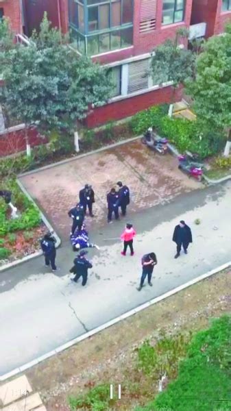 业主绿化带洗车遭保安围殴 打人者已被警方控制_武汉_新闻中心_长江网_cjn.cn