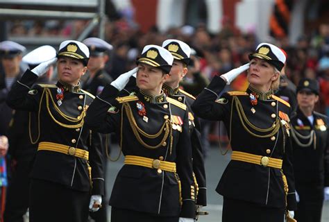 俄罗斯女兵各个都大长腿颜值高，这几张图让人脸红！|女兵|俄罗斯|女性_新浪新闻
