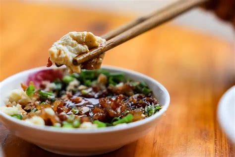 成都特色美食推荐：不起眼的豆花饭究竟是什么味道？