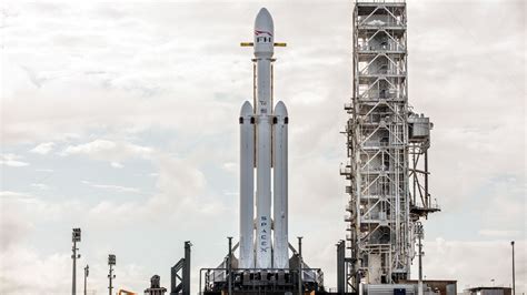 将情怀发射到太空，SpaceX 猎鹰重型火箭凌晨将迎来首次试射【更新：已成功！】 | 理想生活实验室 - 为更理想的生活