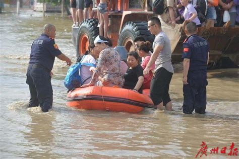 直击陕西汉中暴雨！轿车被淹只剩车顶，铲车救出被困居民_凤凰网视频_凤凰网