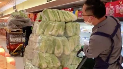 都视频 | 叉车上蔬菜摞得一人多高，超市工作人员：“供货就没断过”_北京日报网