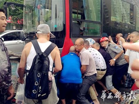 车祸后老人被压公交车底 众人抬车10分钟等待消防救援 - 成都 - 华西都市网新闻频道